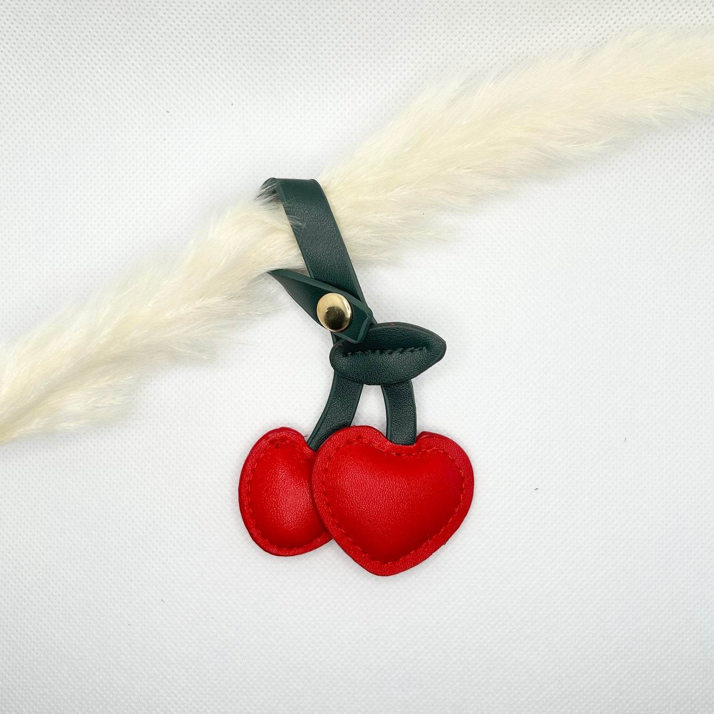 Kirschen Taschenanhänger Kunstleder. Sommerliches Accessoire für Tasche & Schlüssel