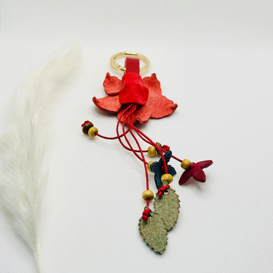 Boho Blumen Schlüsselanhänger Rot. Taschenanhänger mit Blättern & Perlen im Naturstil