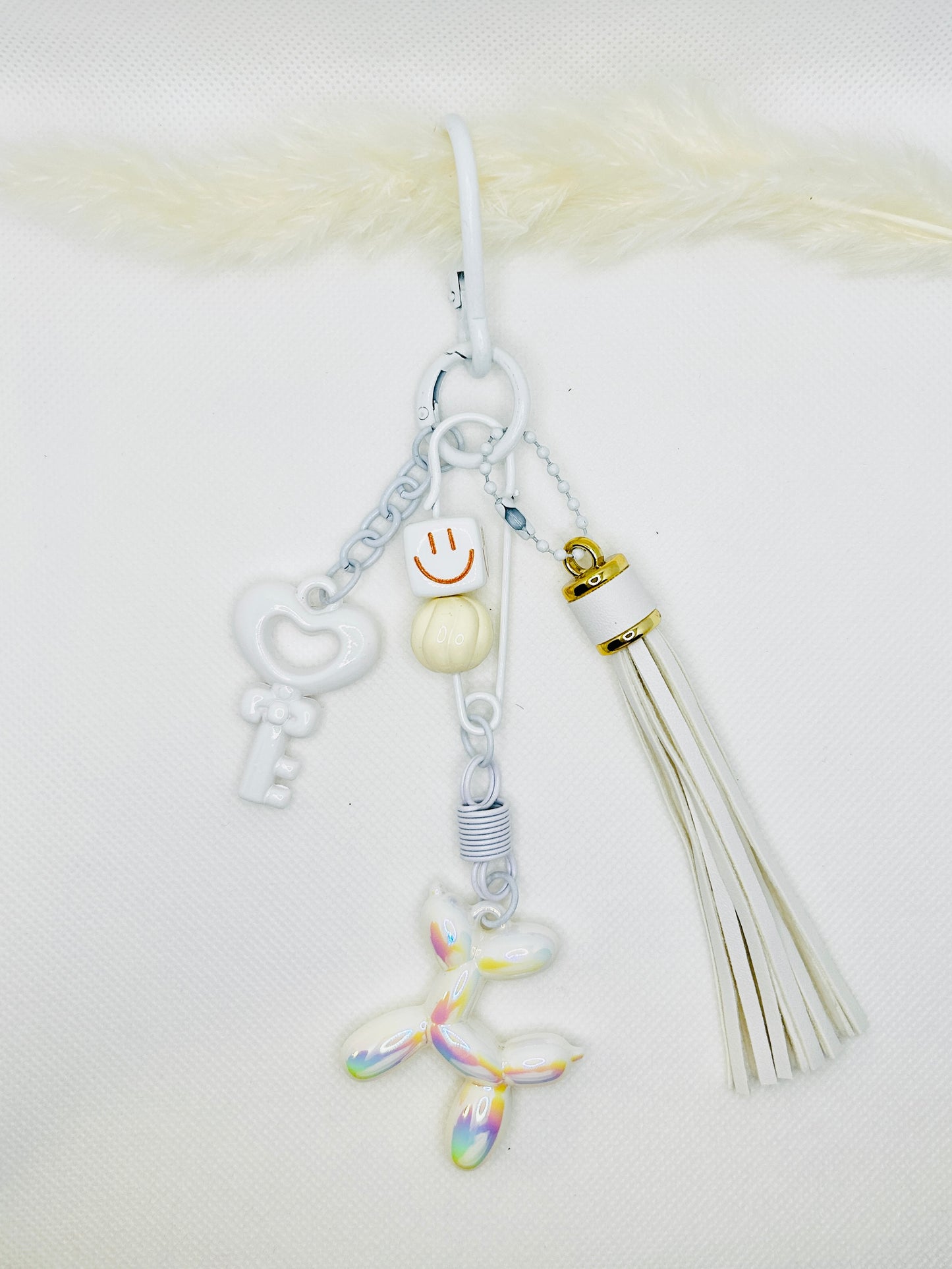 Ballonhund Schlüsselanhänger mit Tassel. Bunter Mini-Charm für Tasche, Schlüssel & Geschenkideen