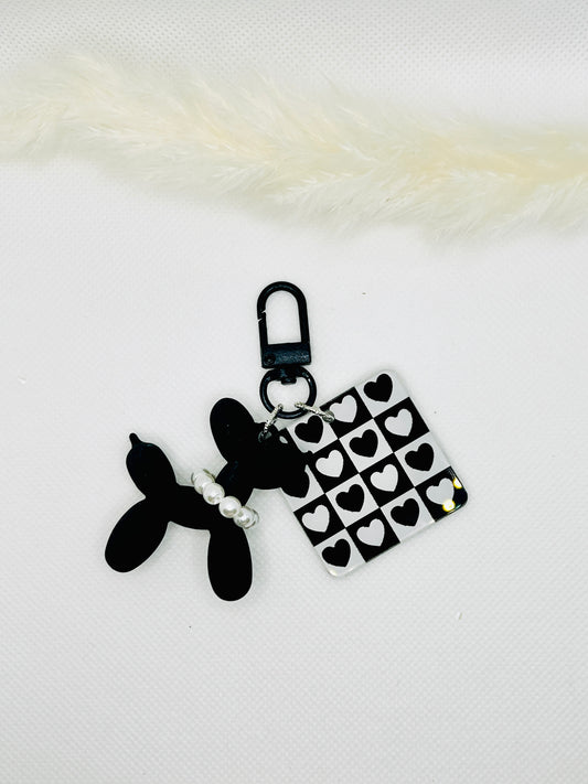 Schwarzer Hund Schlüsselanhänger mit Herz. Acryl-Charme für Tasche, Auto & Geschenkideen