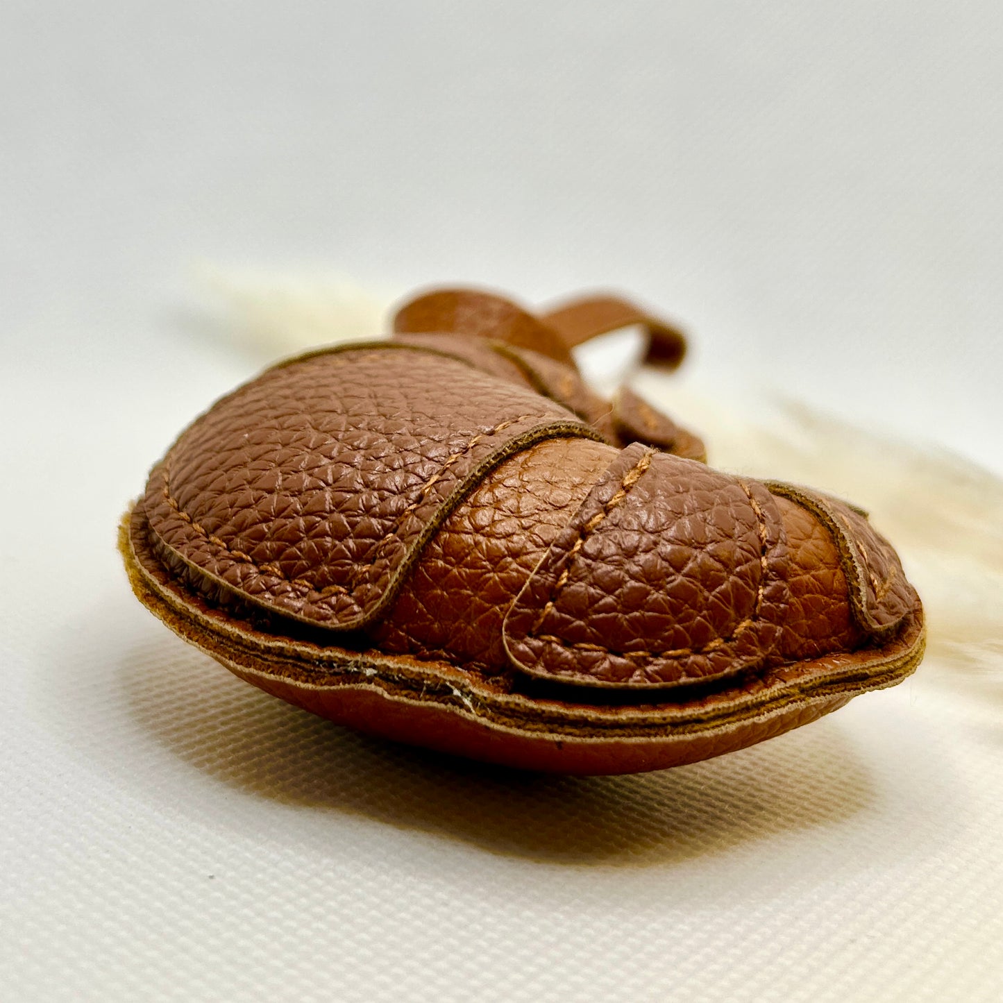 Croissant Schlüsselanhänger. Stylischer Taschenanhänger mit französischem Flair