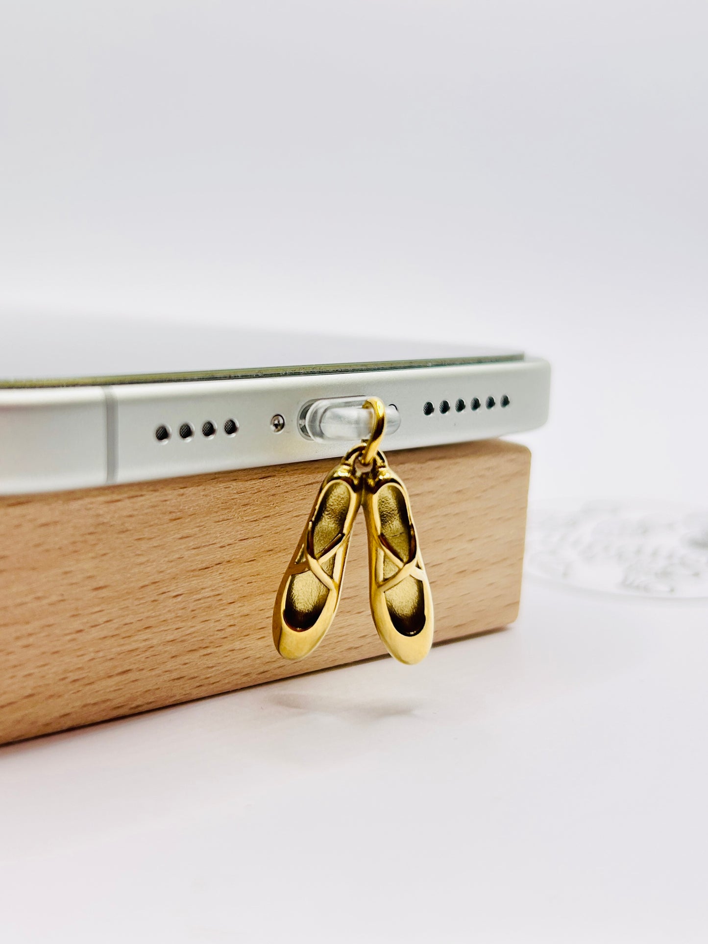 Ballerinaschuhe Charm aus Edelstahl. Minimalistisches Accessoire für Smartphone & Case.