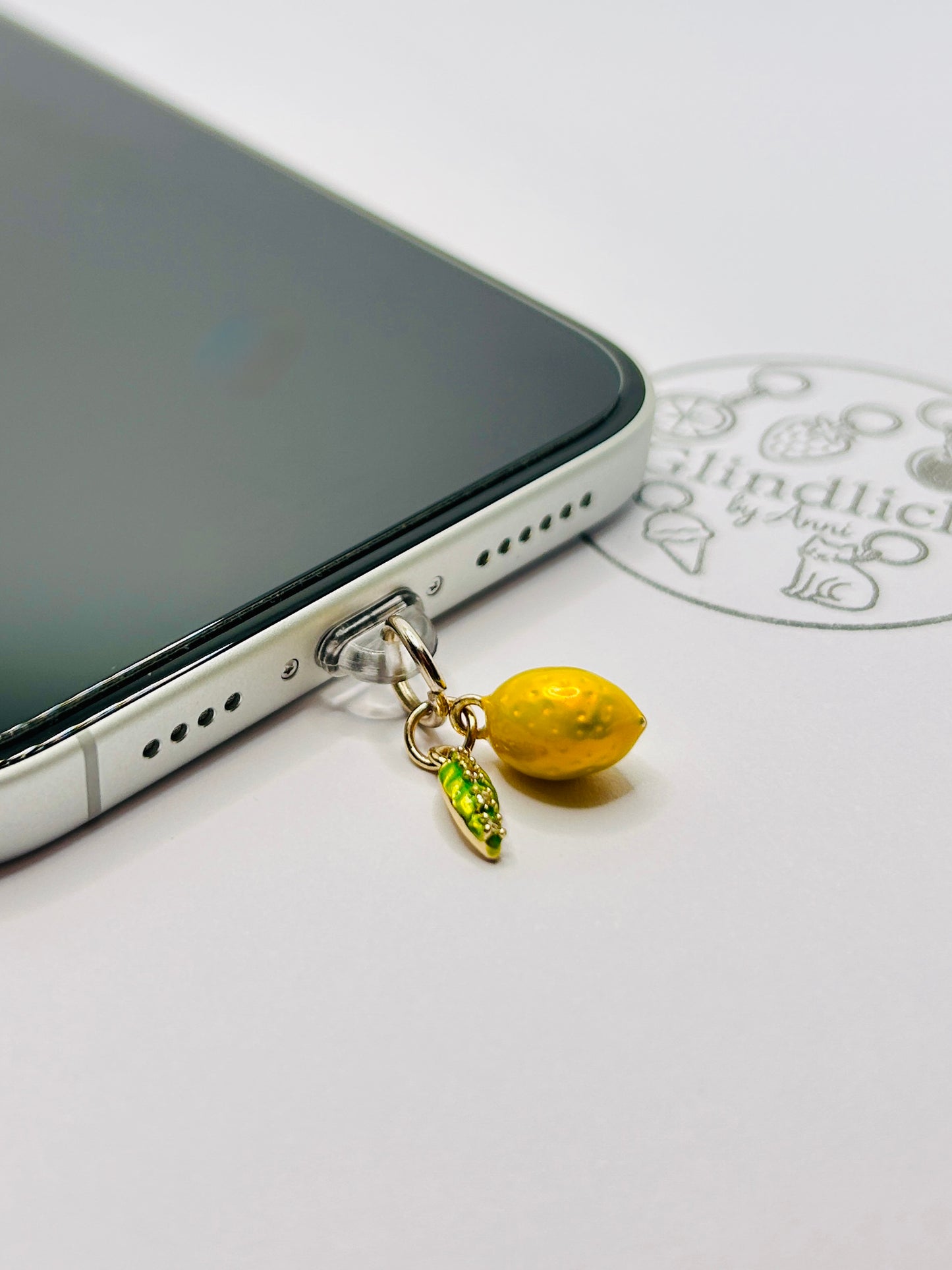 Zitrone Charm aus vergoldeten Edelstahl. Minimalistisches Accessoire für Smartphone & Case.