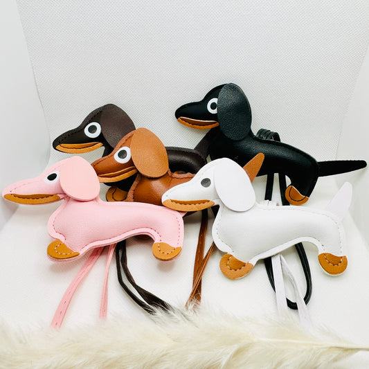 Dackel Taschenanhänger Kunstleder. Verspielter Hundecharm für Tasche, Schlüssel oder Auto