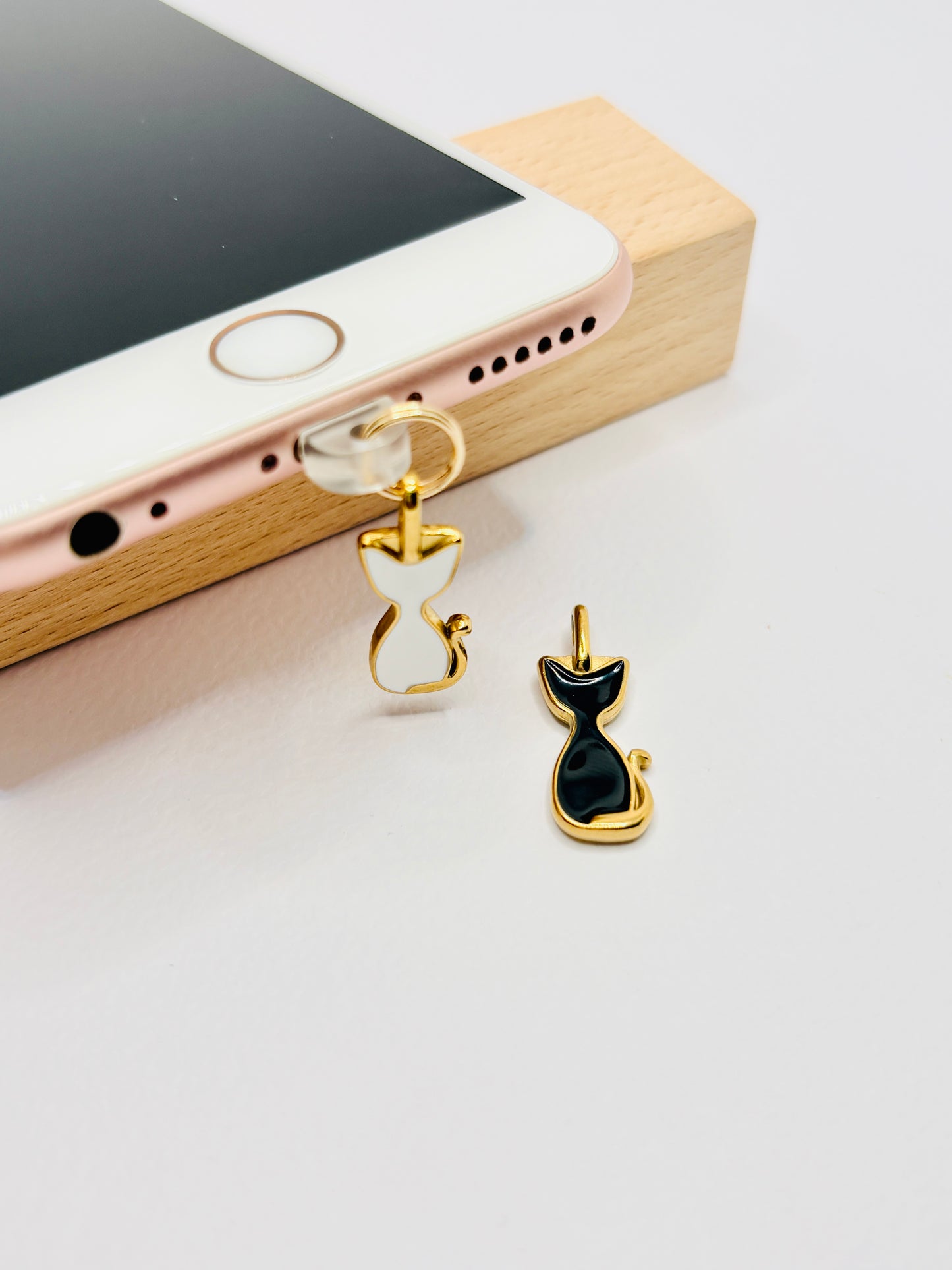 Katze Mini Charm. Für alle, die verspielte Begleiter lieben.
