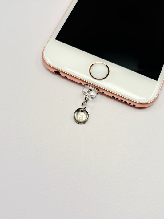 Runder Mini Charm aus Edelstahl mit gravierbarem Initial-Buchstaben, erhältlich in Silber oder Gold, als Anhänger für Handy, Tasche oder Schlüsselbund.