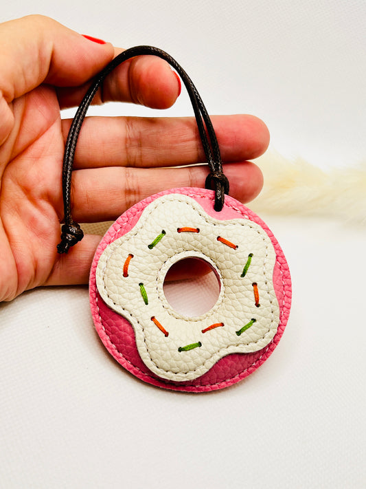 Donut Anhänger Schoko. Kunstleder Taschenanhänger für Auto, Rucksack & Schlüssel