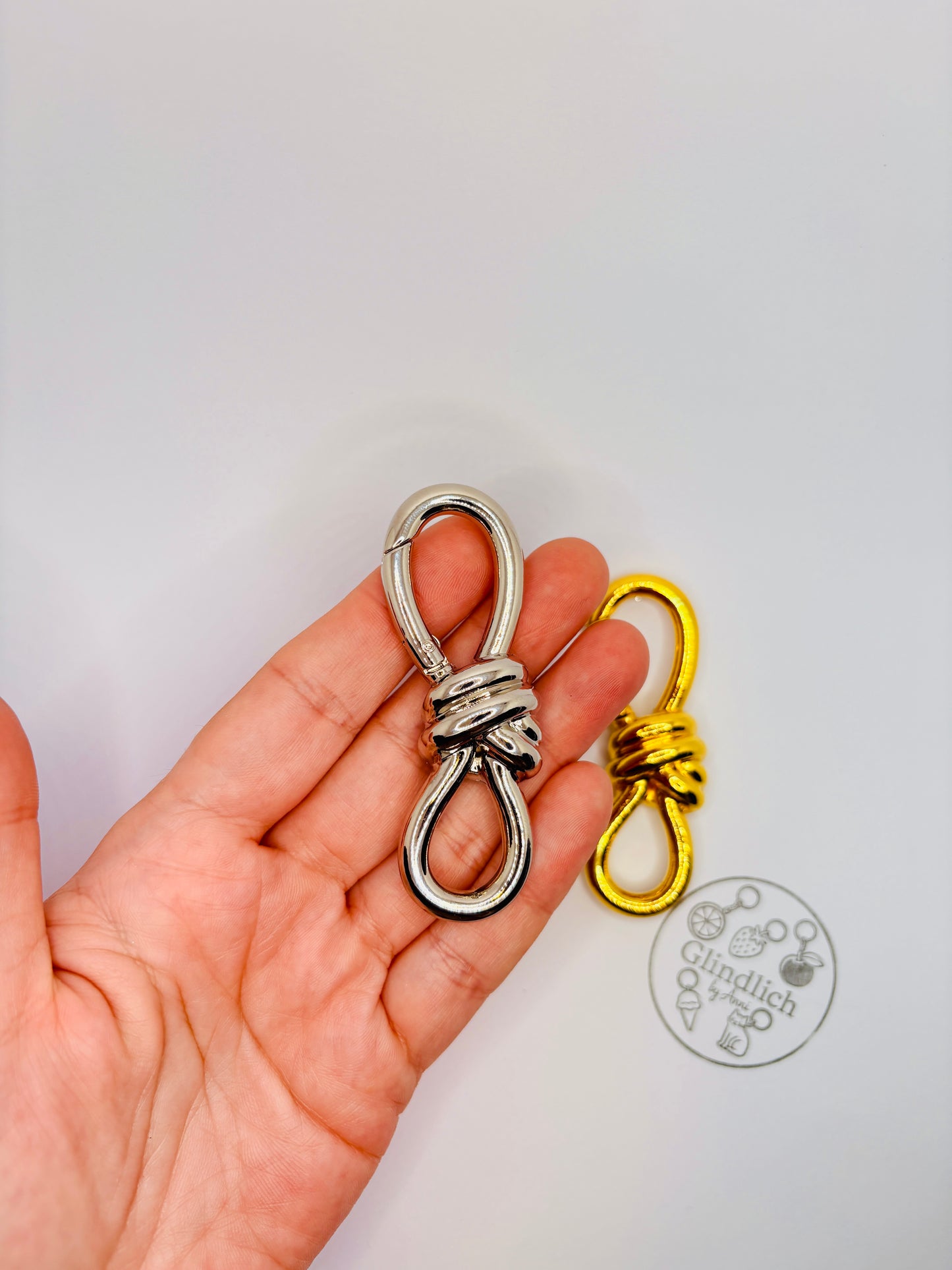 Metall Karabiner Knotenform in vergoldet oder Silber. Zubehör für Taschenanhänger und Schlüsselanhänger