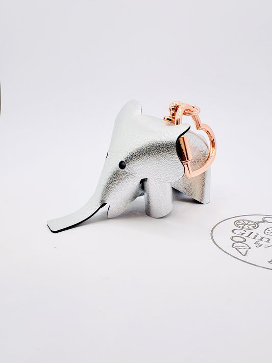 Handmade Echtleder Elefant Anhänger für Taschen und Schlüssel. Silber mit Rosé. Mya-Edition. Unikat