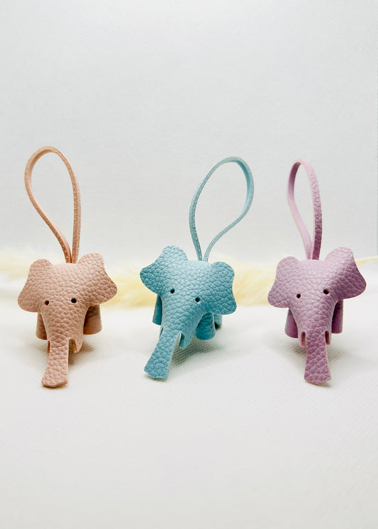 Elefant Schlüsselanhänger Cartoon. Bunter Taschenanhänger aus Kunstleder