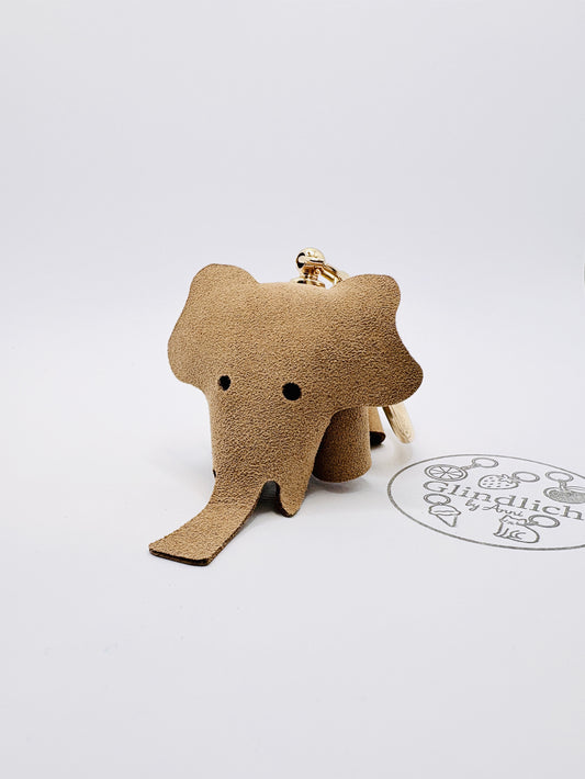 Handmade Echtleder Elefant Anhänger für Taschen und Schlüssel. Naturton vergoldet mit Herz. Unikat