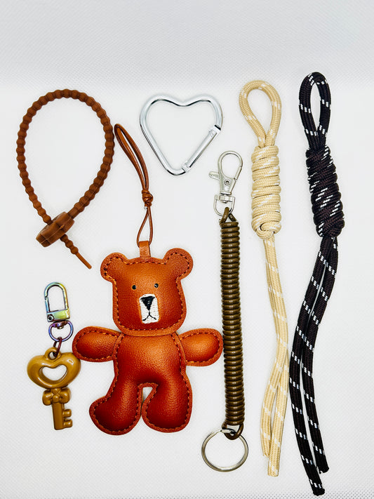 Brauner Bär Schlüsselanhänger. Niedlicher Taschenanhänger mit geflochtenem Seil. Geschenk für Alltag & Freunde
