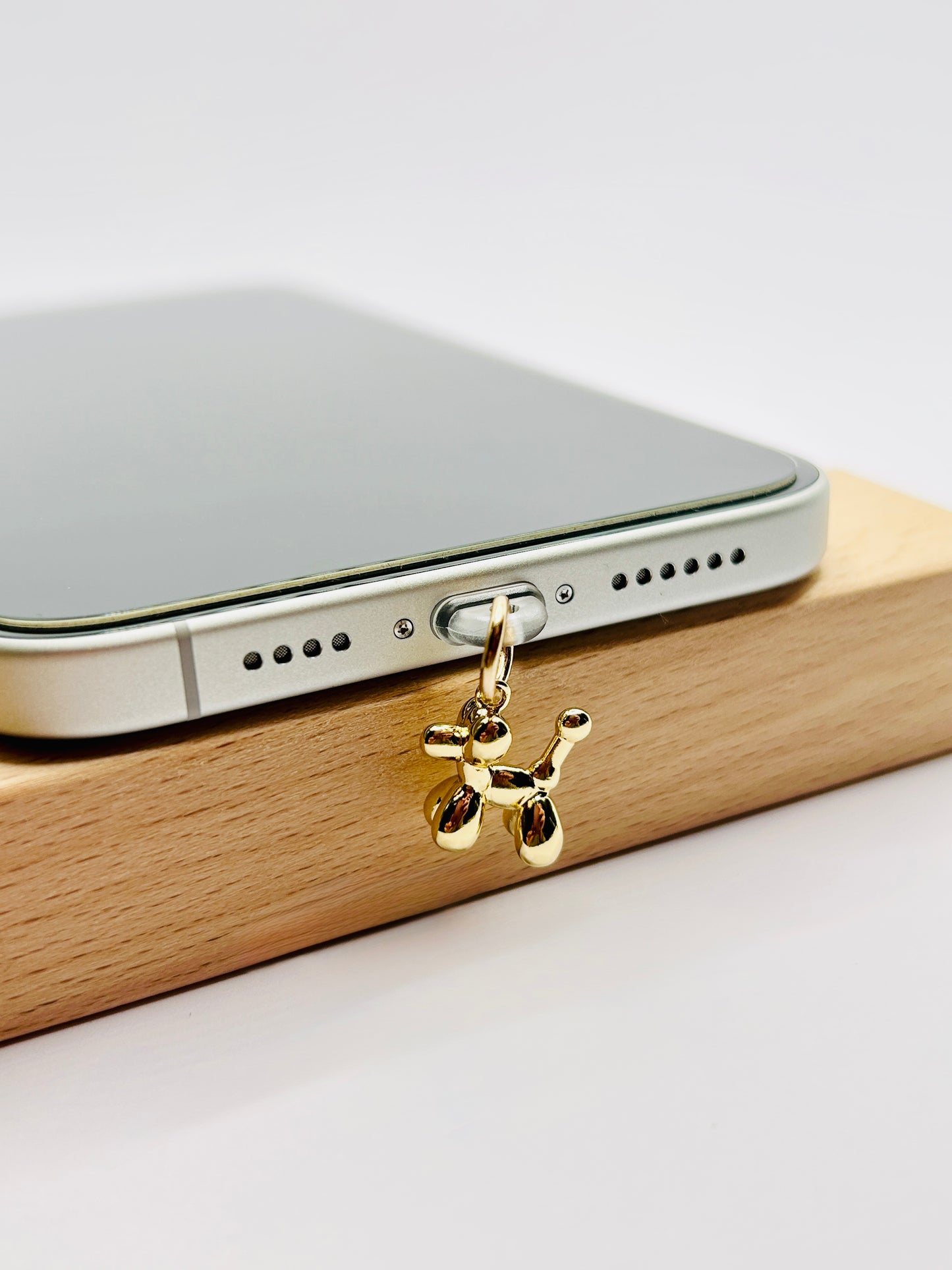 Ballonhund Charm aus vergoldeten Edelstahl. Minimalistisches Accessoire für Smartphone & Case.