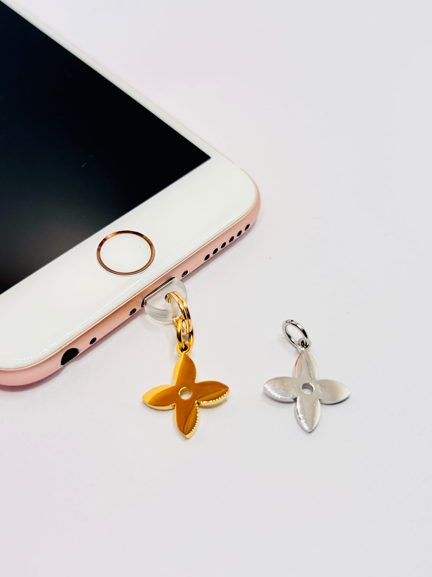 Kleeblatt Mini Charm. Für alle, die klassische Eleganz lieben.