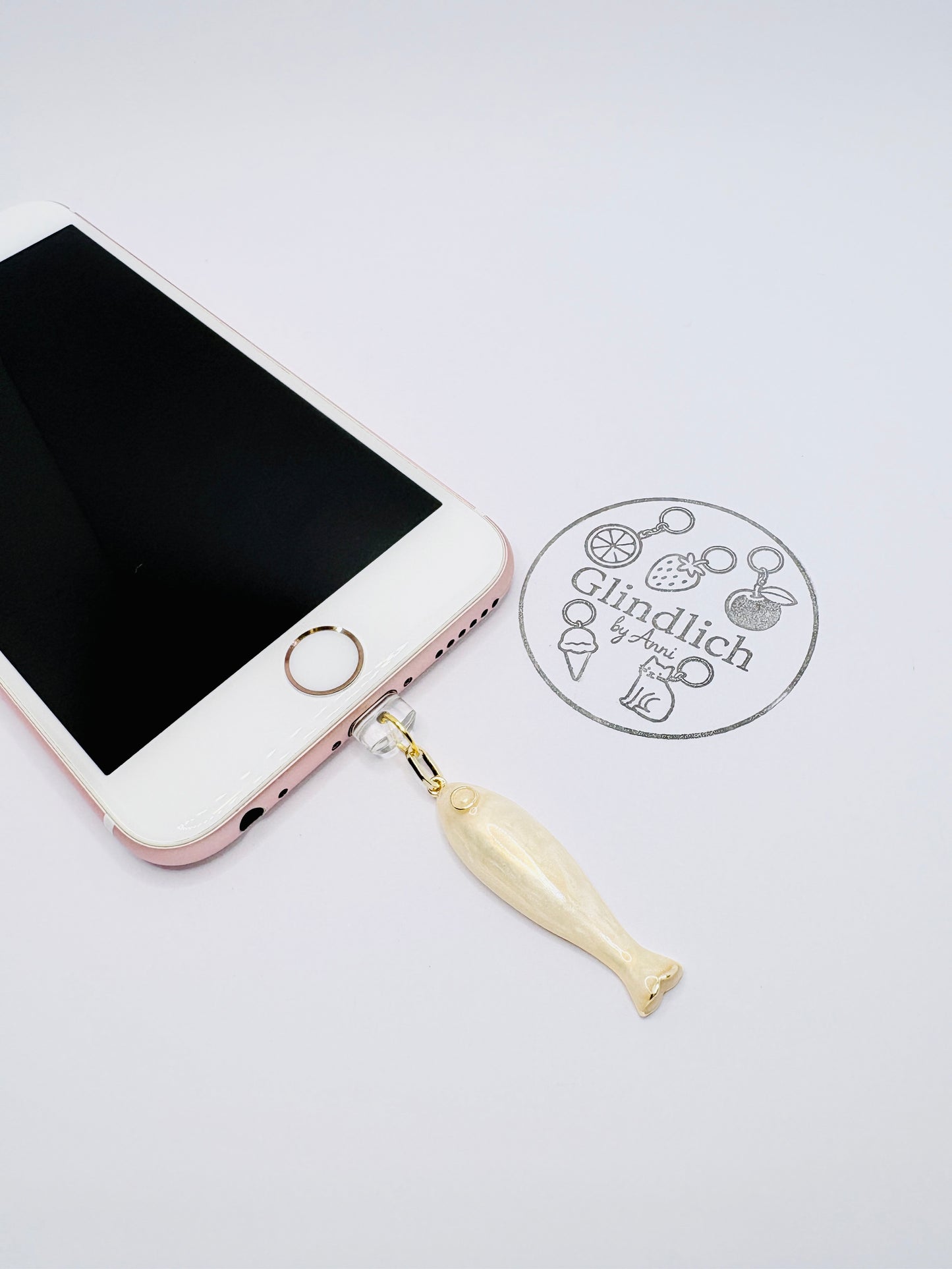 Goldener Fisch Charm. Stiller Glücksbringer fürs Smartphone.