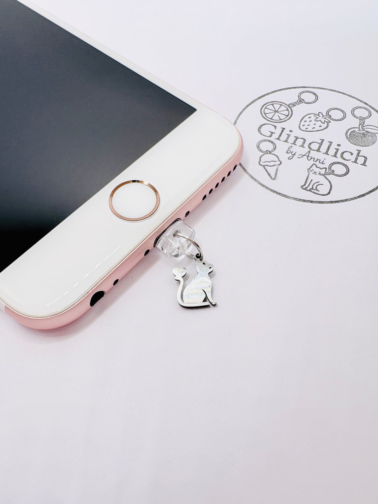Sitzende Katze Mini Charm. Elegante Katzenstille fürs Smartphone.