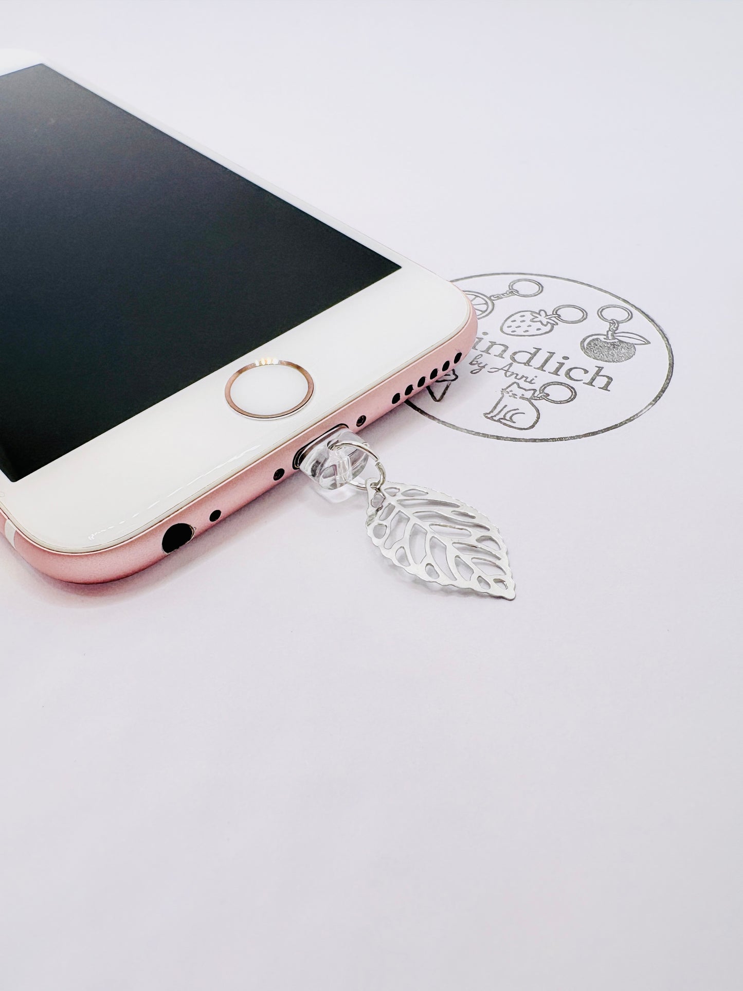 Blatt Mini Charm. Elegante Natürlichkeit fürs Smartphone.