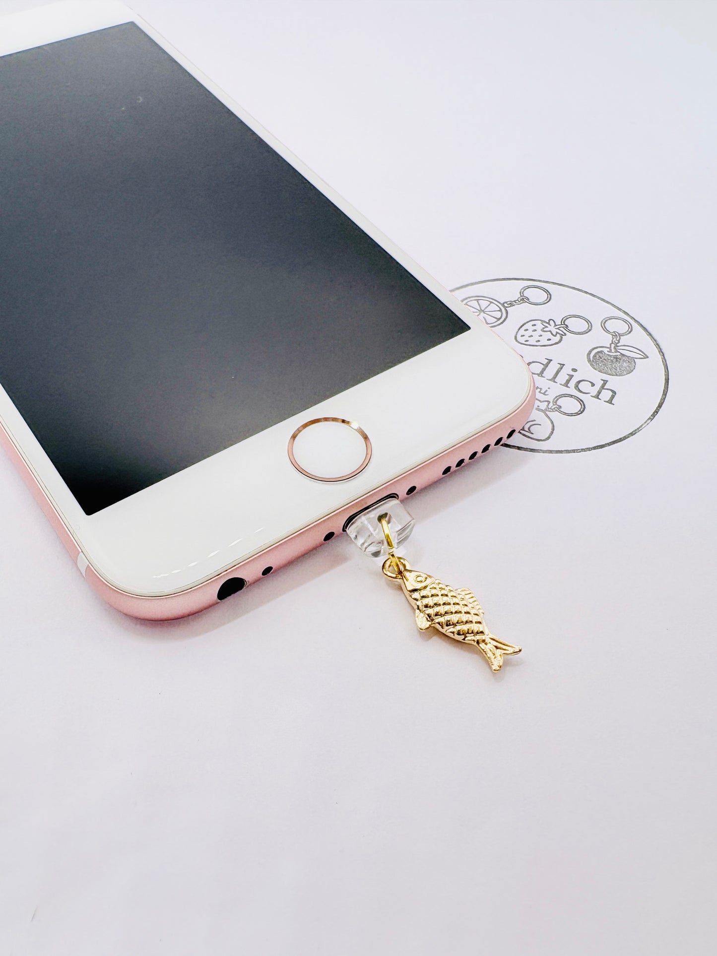 Goldener Fisch Mini Charm. Maritimer Glücksbringer fürs Smartphone.