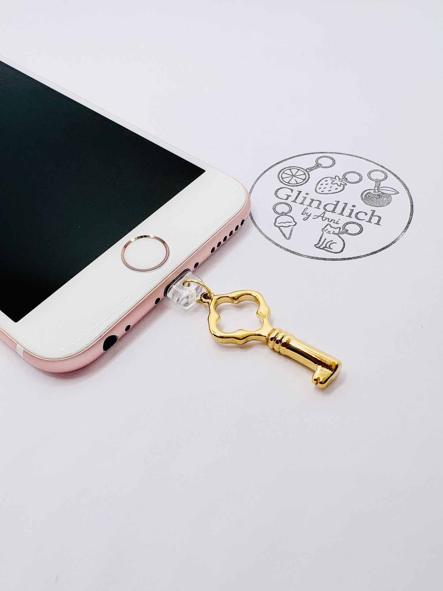 Goldener Schlüssel Mini Charm. Dein persönlicher Glücksbringer.