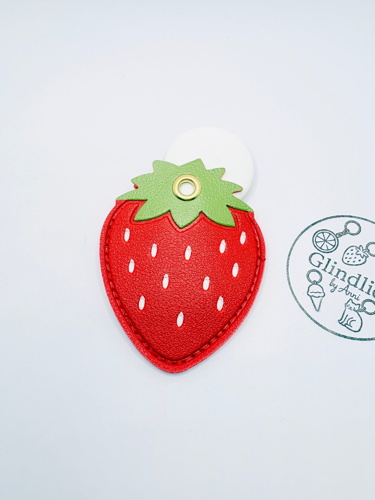 Erdbeer-Charm Schlüsselanhänger. Summer Vibe mit GPS-Tracker Fach