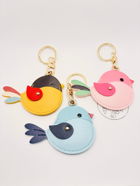 Vogel-Charm Schlüsselanhänger. Colourful Bird mit GPS-Tracker Fach.