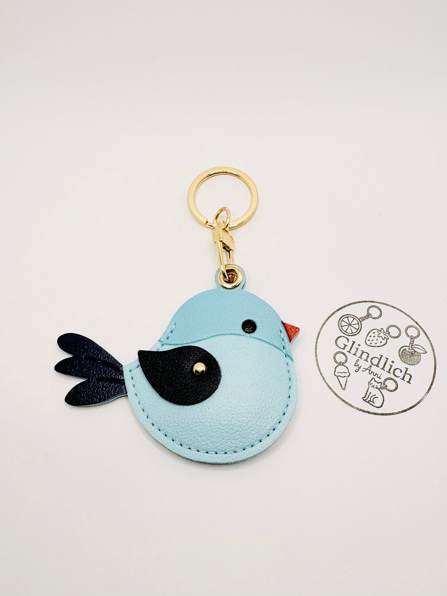 Vogel-Charm Schlüsselanhänger. Colourful Bird mit GPS-Tracker Fach.