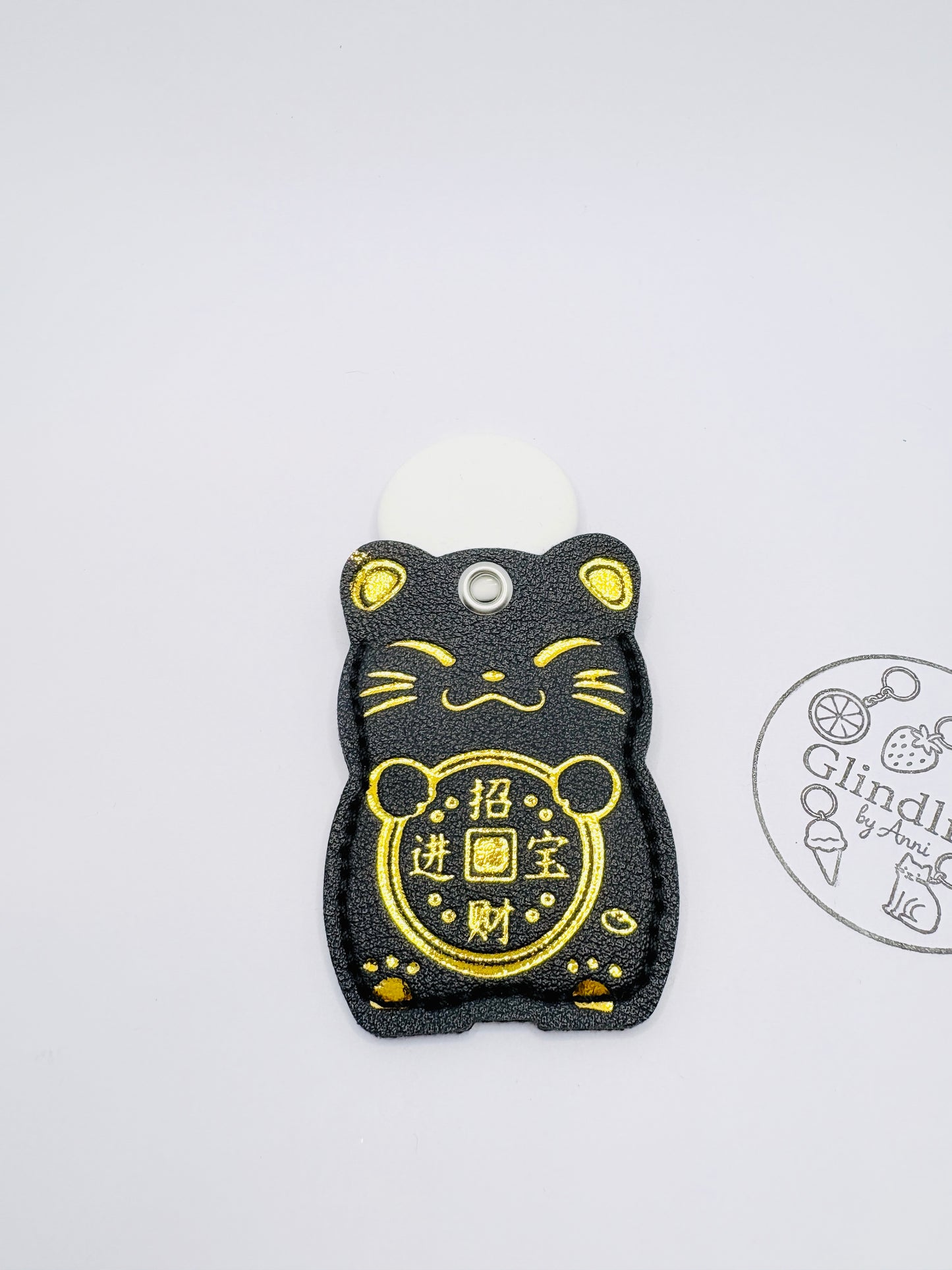 Maneki Neko Schlüsselanhänger. Glückskatze mit GPS-Tracker Fach