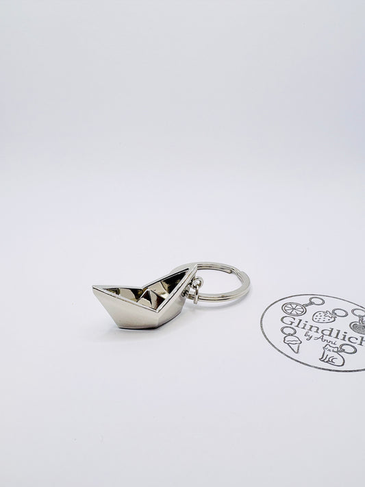 Papierboot Schlüsselanhänger. Kindheitserinnerung