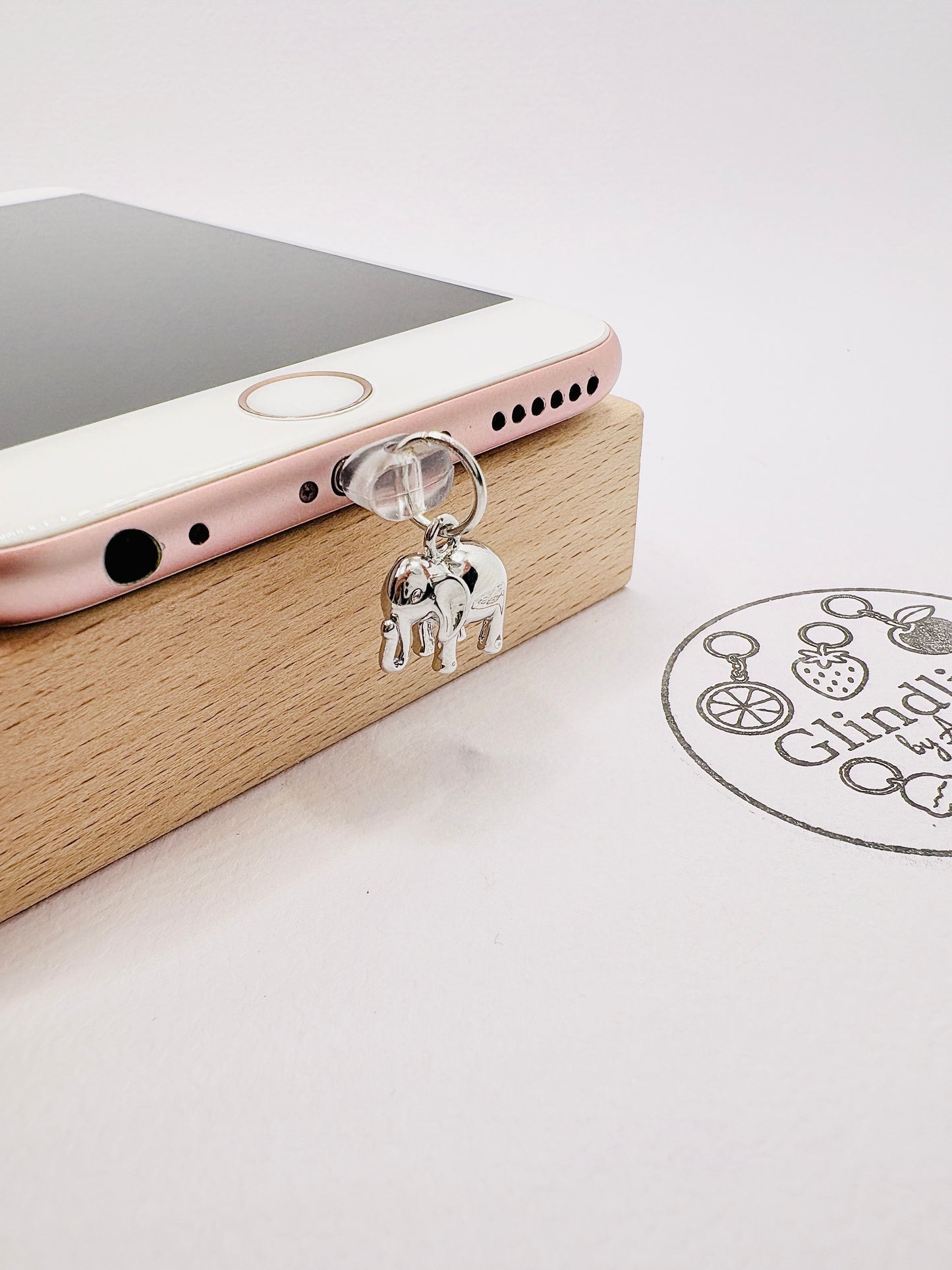 Elefant Mini Charm. Symbol für Weisheit und Glück.