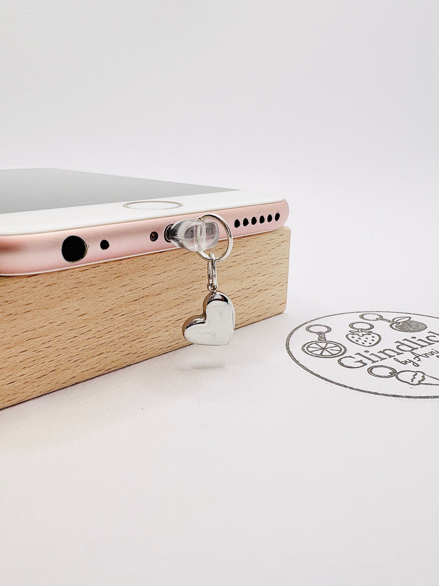 Klassisches Herz Charm in Silber. Ein Zeichen der Liebe für dein Smartphone