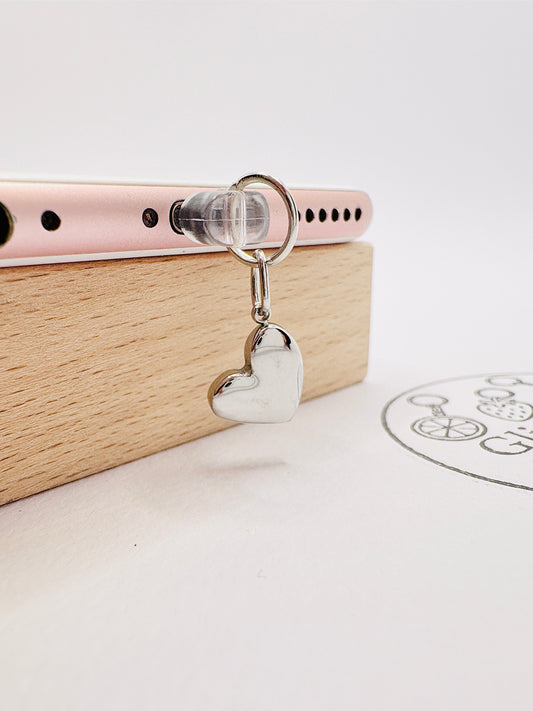 Klassisches Herz Charm in Silber. Ein Zeichen der Liebe für dein Smartphone