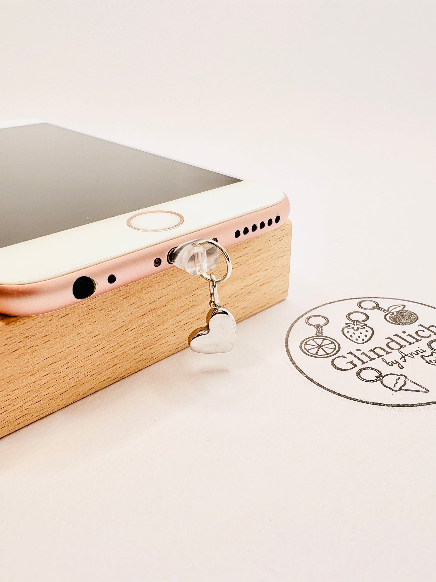 Klassisches Herz Charm in Silber. Ein Zeichen der Liebe für dein Smartphone