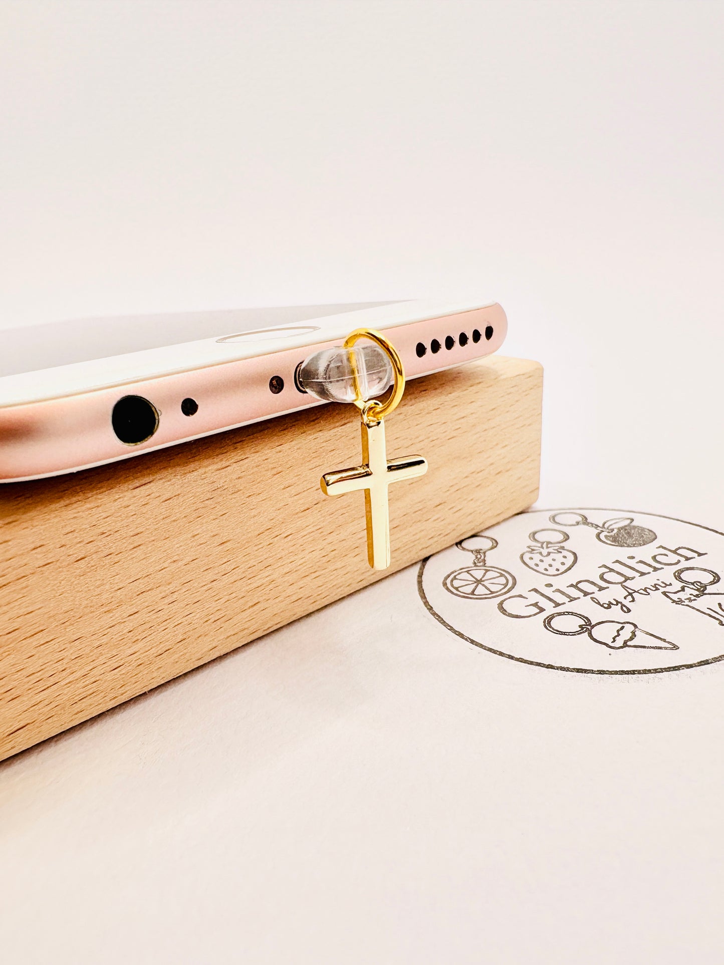 Kreuz Mini Charm in Gold. Schutz, Hoffnung und innere Stärke.