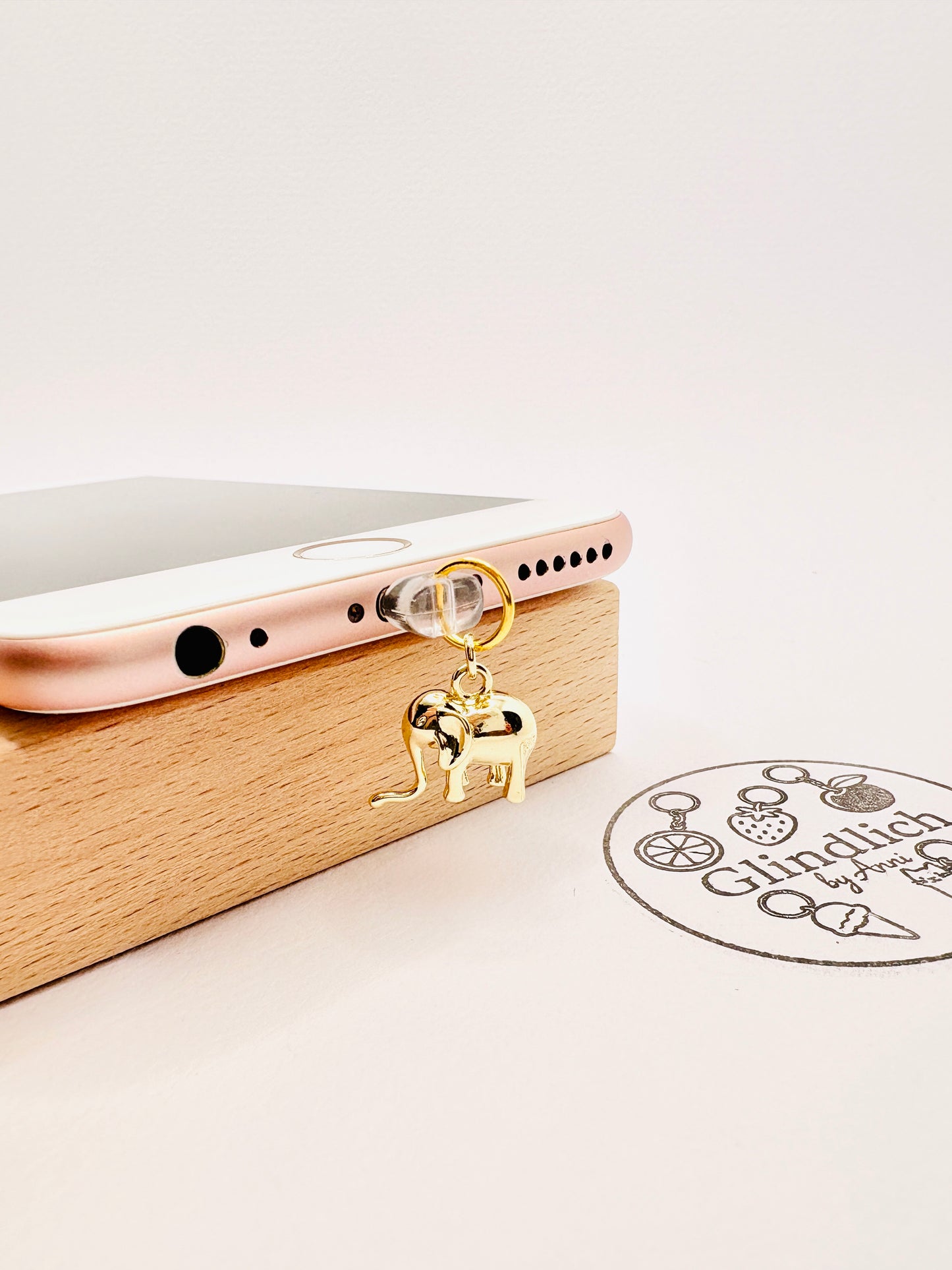 Elefanten Charm in Silber. Symbolischer Begleiter für Glück und Weisheit