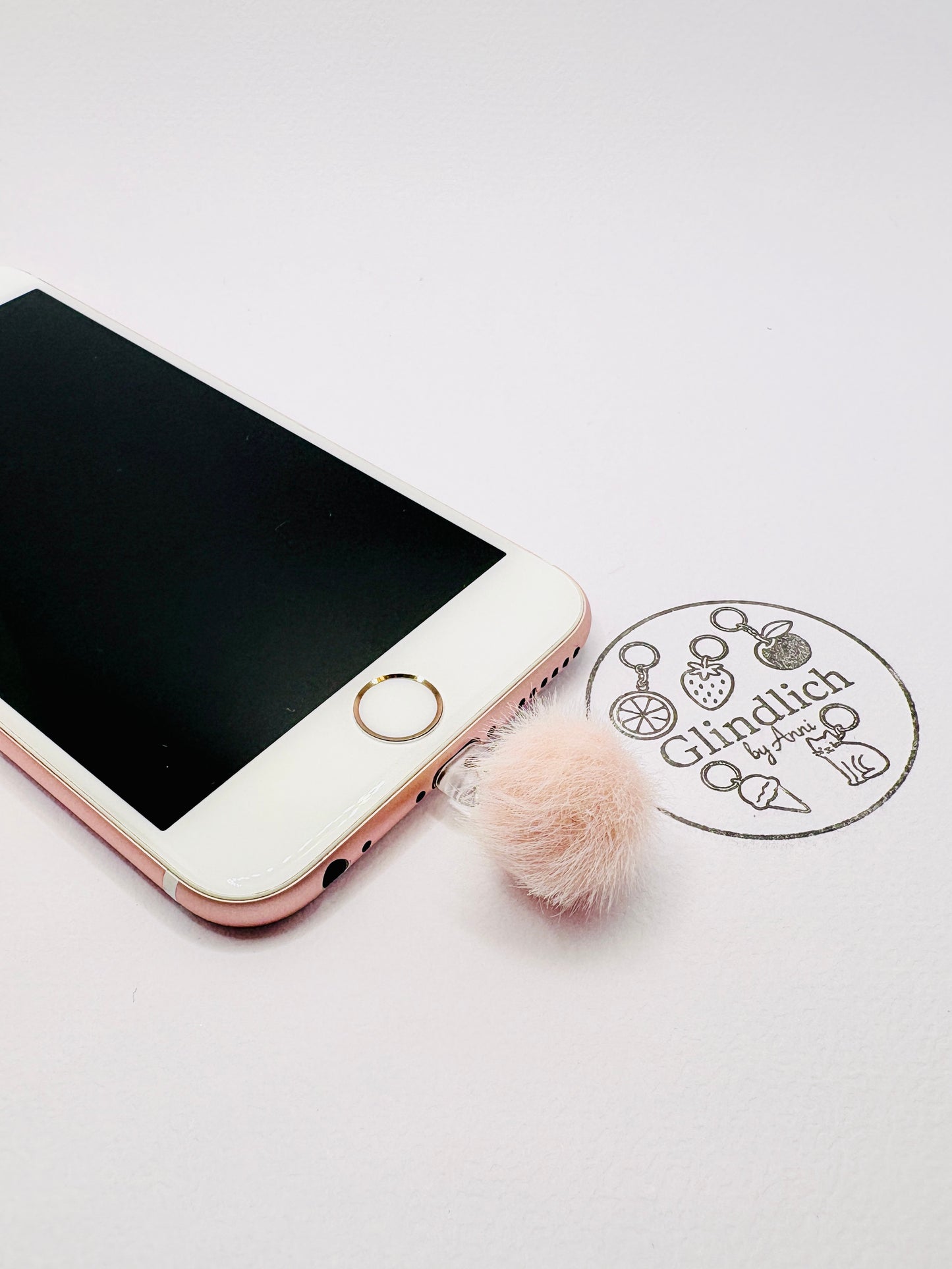 Pompom Mini Charm. Flauschiges Upgrade fürs Smartphone.