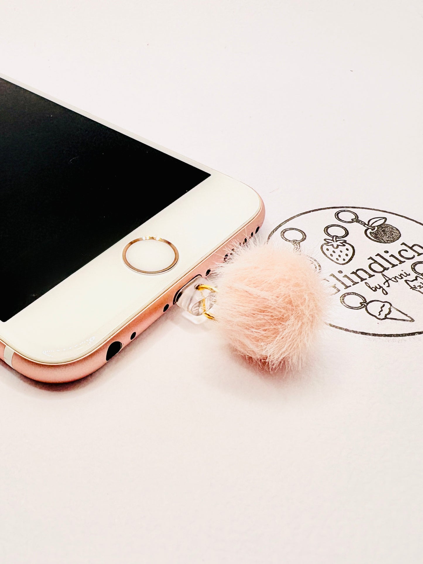 Rosa Pompom Charm mit weicher Haptik. Charm Anhänger für ein flauschiges Upgrade