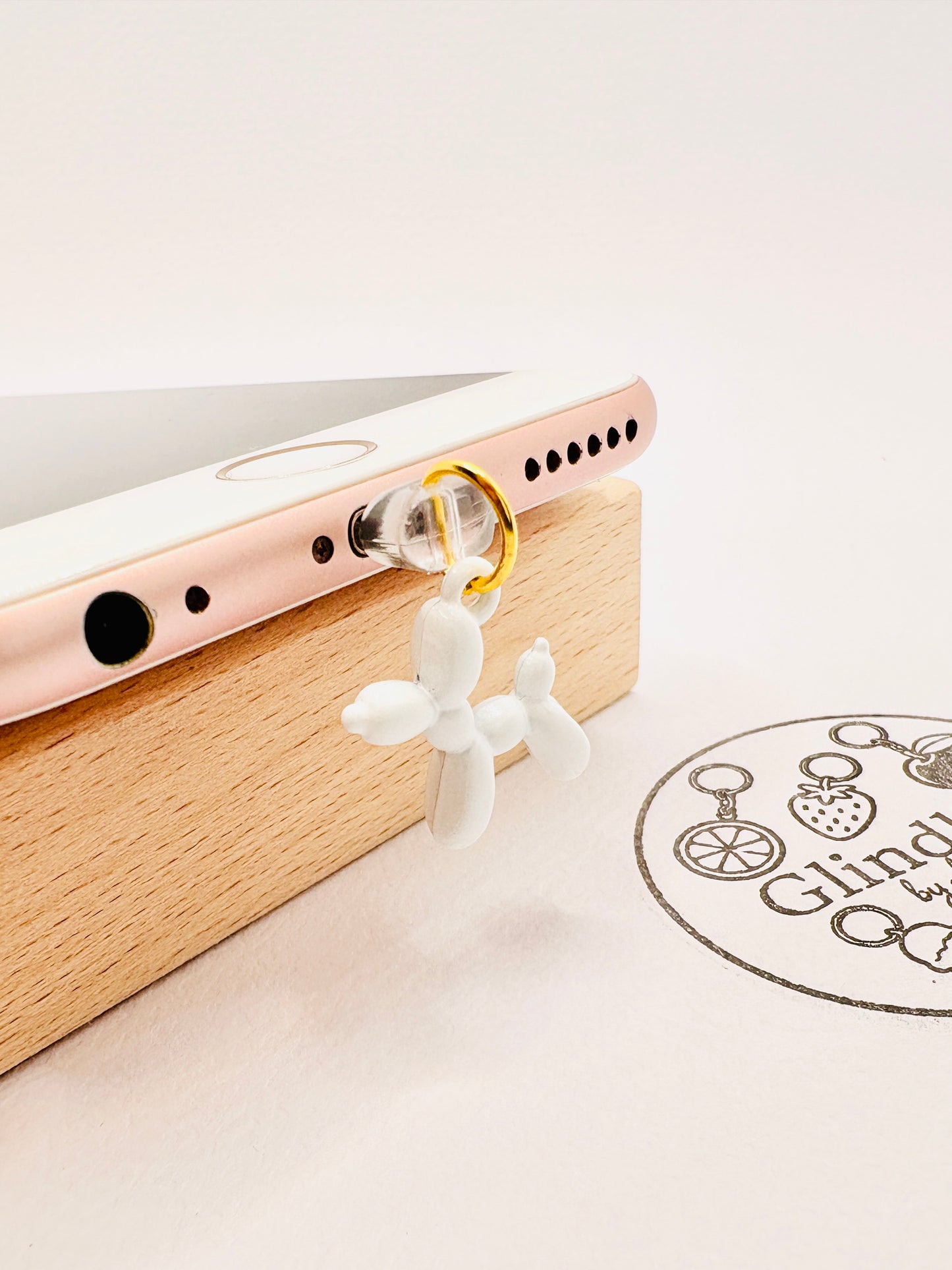 Ballon Hund Charm in verspielten Farben. Charm Anhänger im modernen Stil-Upgrade