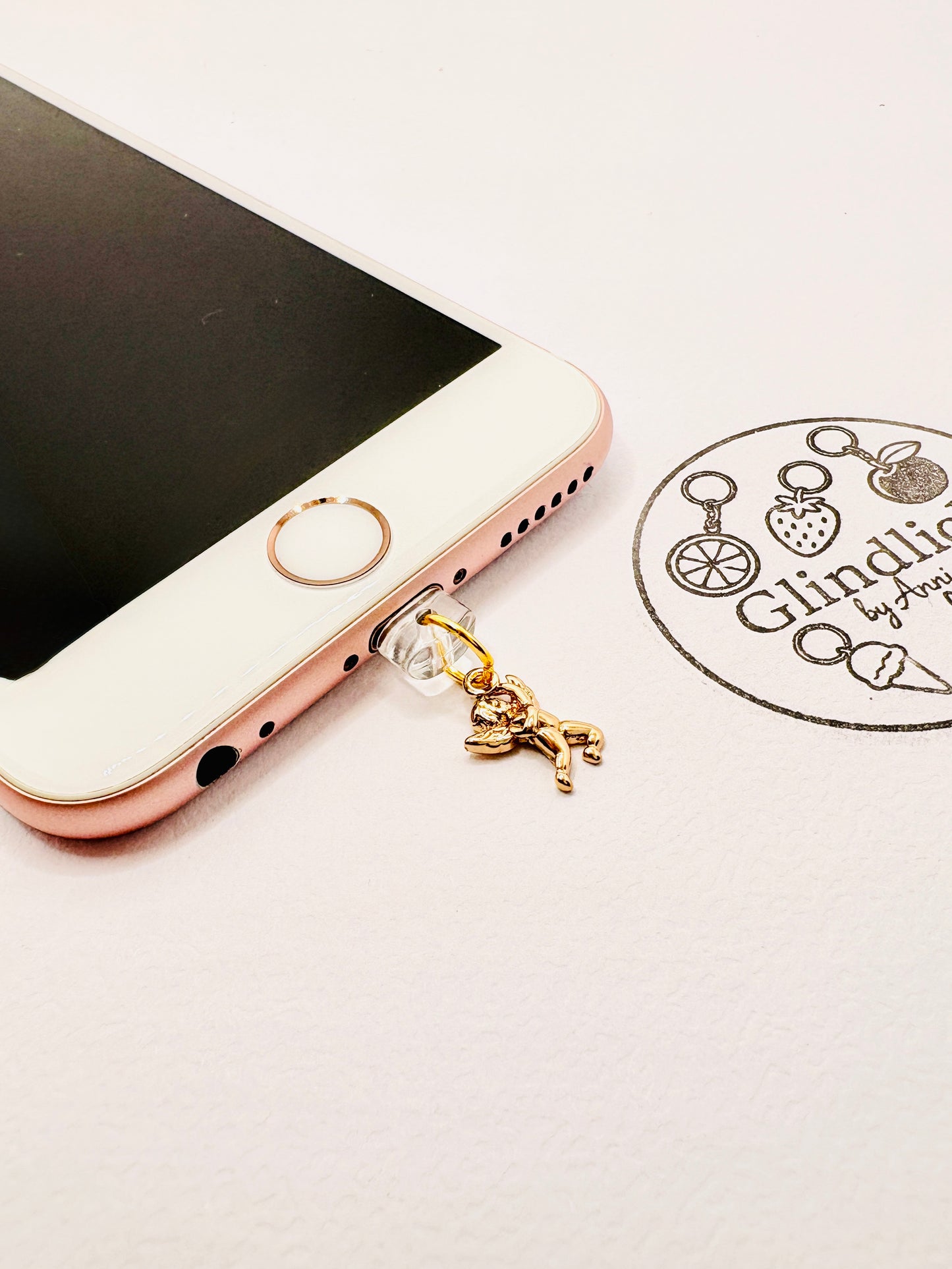 Goldener Engel Charm mit feinen Details. Charm Anhänger als kleiner Schutzengel