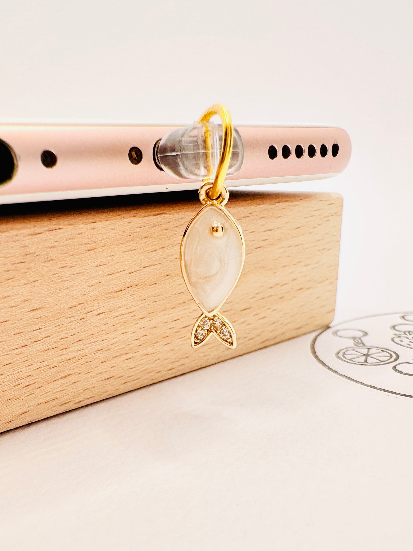 Eleganter Fisch Charm. Charm Anhänger für maritime Momente