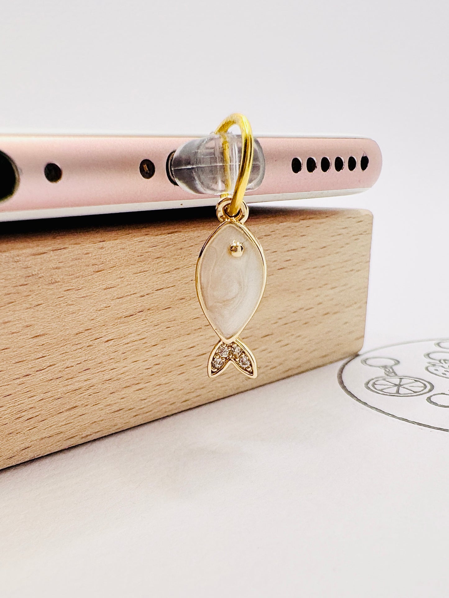 Eleganter Fisch Charm. Charm Anhänger für maritime Momente