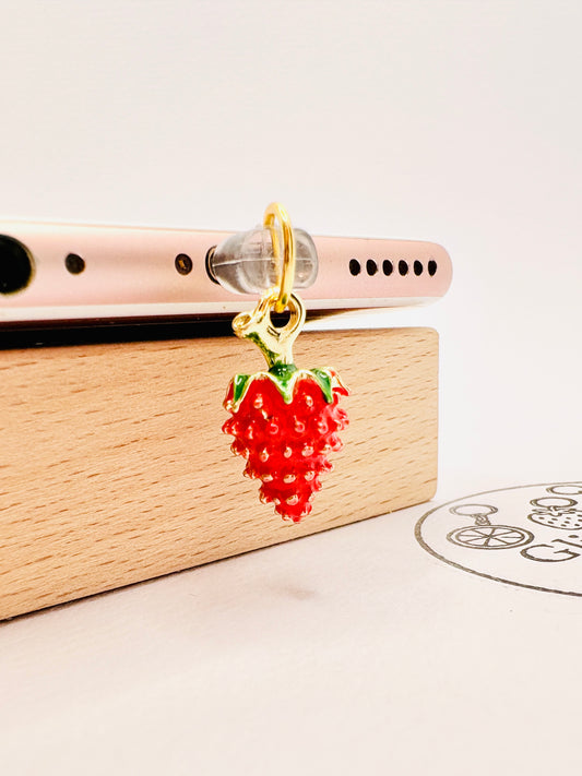 Rote Erdbeere Charm mit Emaille-Details. Charm Anhänger fur süße Augenblicke