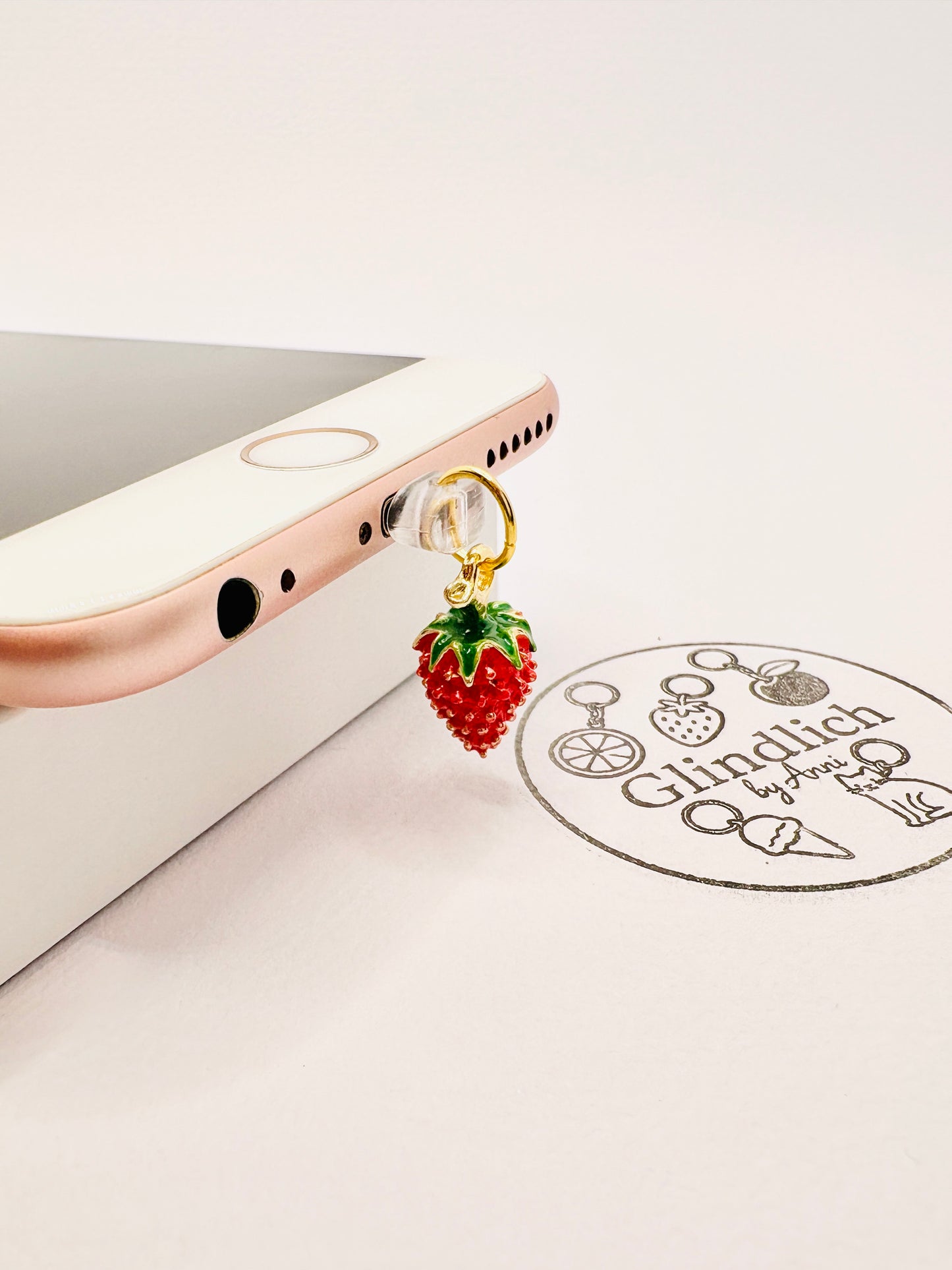 Rote Erdbeere Charm mit Emaille-Details. Charm Anhänger fur süße Augenblicke