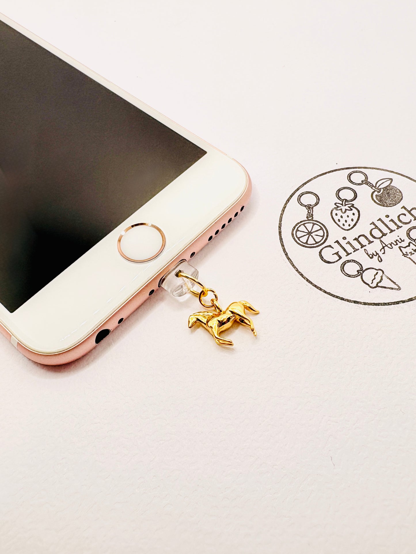 Goldenes Pferd Mini Charm. Symbol für Freiheit und Eleganz am Smartphone