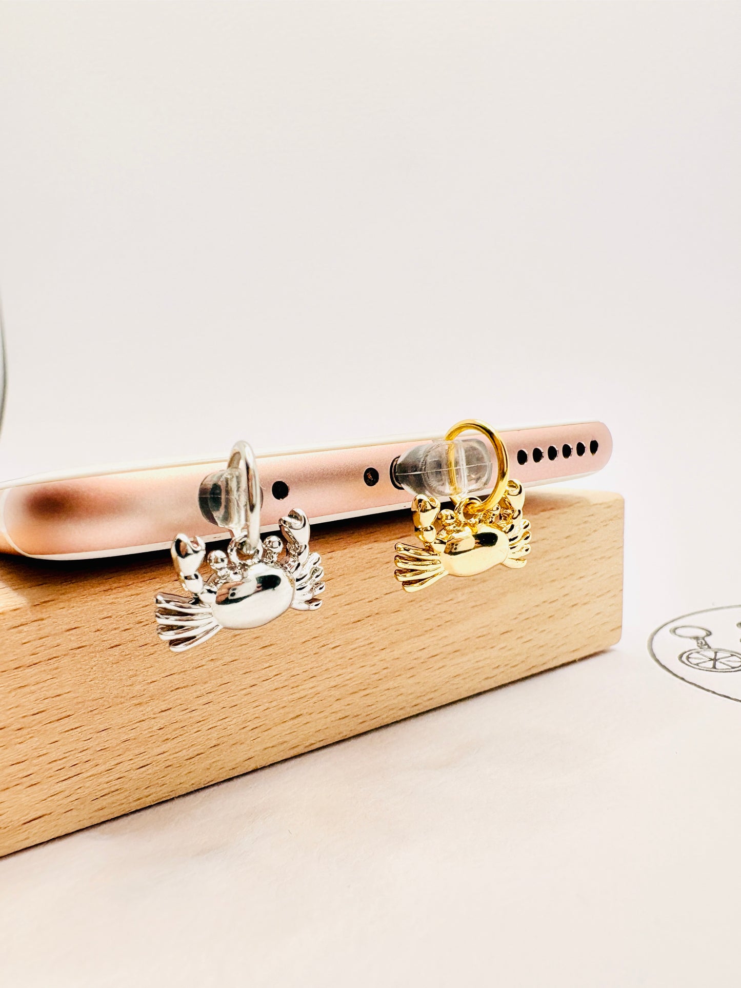 Krabbe Charm. Maritimer Handy-Anhänger für Küstenkinder