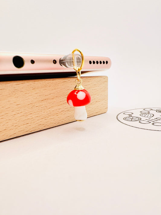 Fliegenpilz Mini Charm mit goldenen Details. Ein kleiner Glücksbringer für dein Smartphone