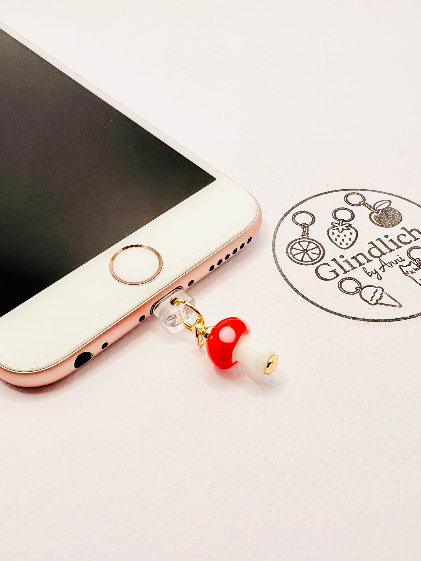 Fliegenpilz Mini Charm mit goldenen Details. Ein kleiner Glücksbringer für dein Smartphone