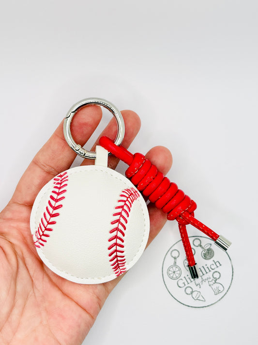 Baseball Charm in Weiß und Rot. Sportlicher Schlüsselanhänger für Teamspirit
