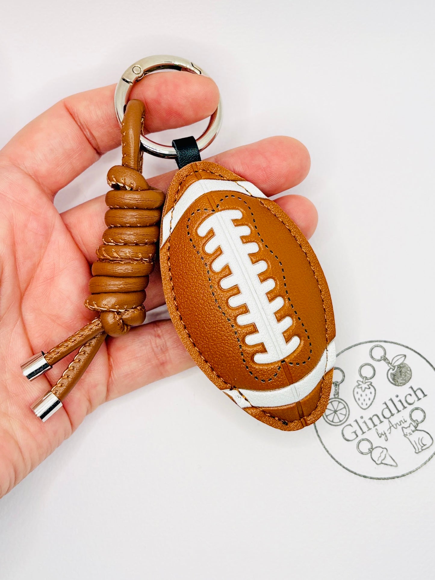 Football Charm in Braun. Schlüsselanhänger mit sportlicher Symbolik