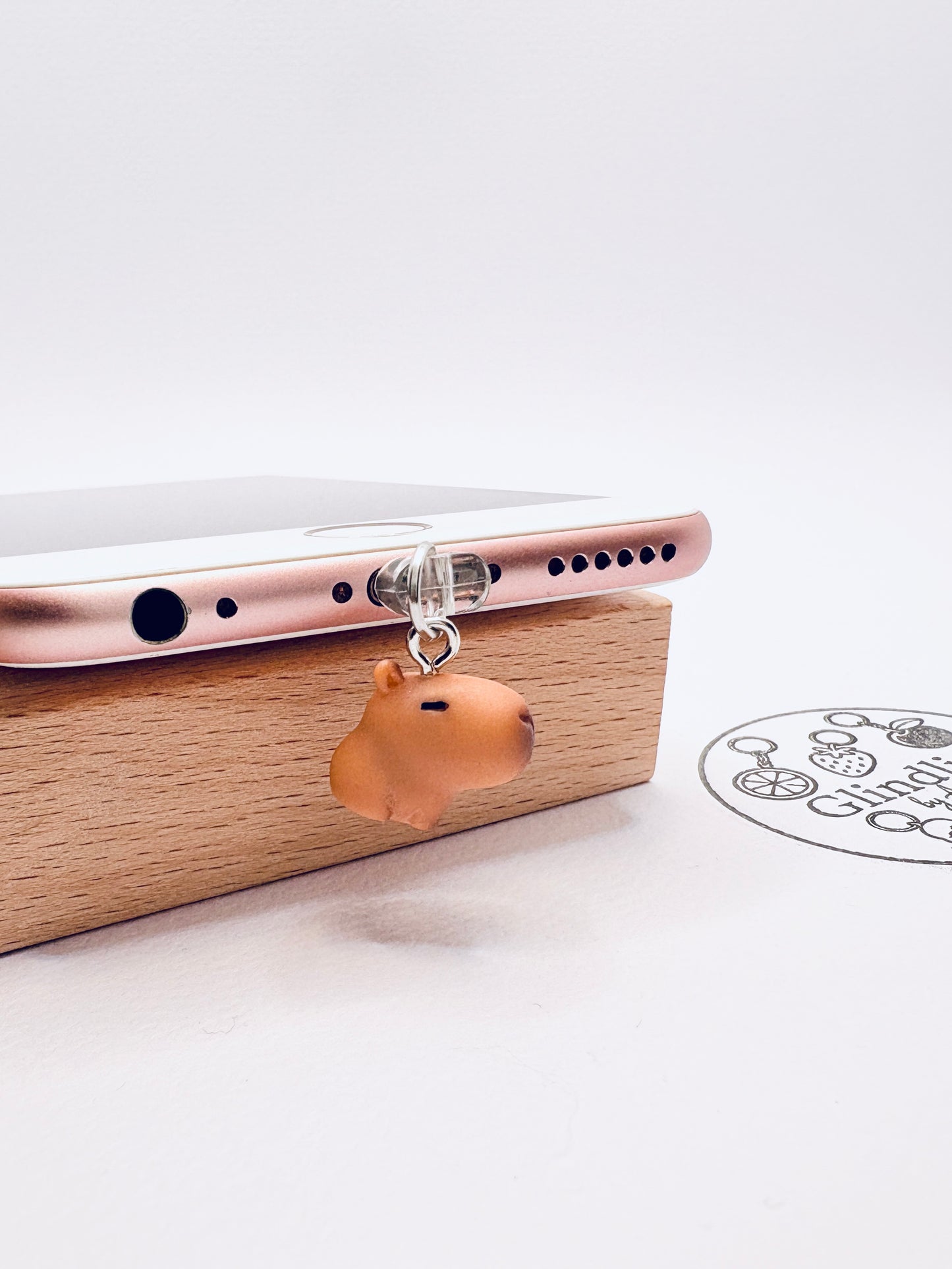 Capybara Mini Charm mit ruhiger Ausstrahlung. Charm Anhänger für entspannte Seelen