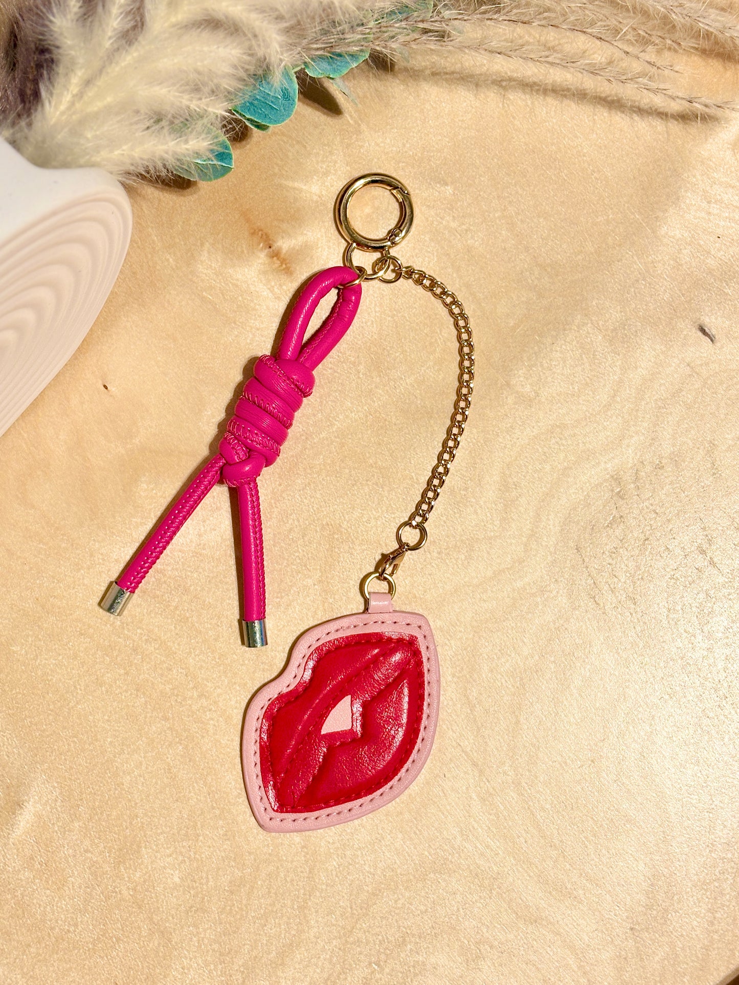 Kussmund Charm in Pink mit Statement-Lips. Special Valentinstag Edition